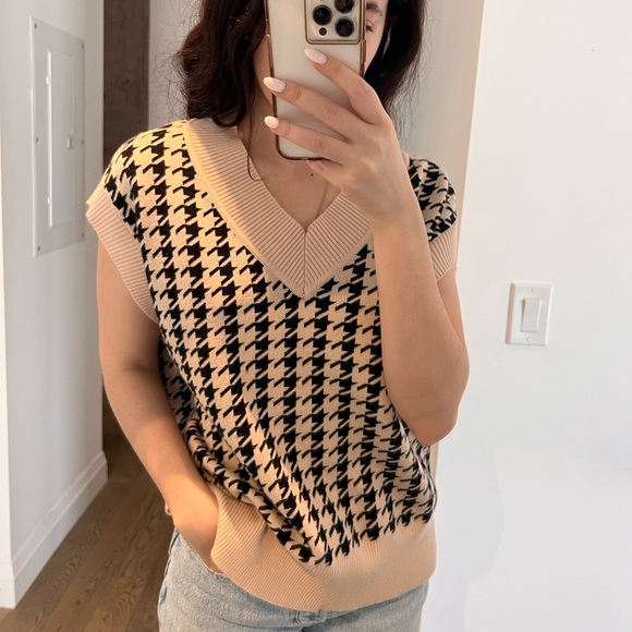 Houndstooth sweater vest casual layering top in neutral and black - Picture 1 of 7